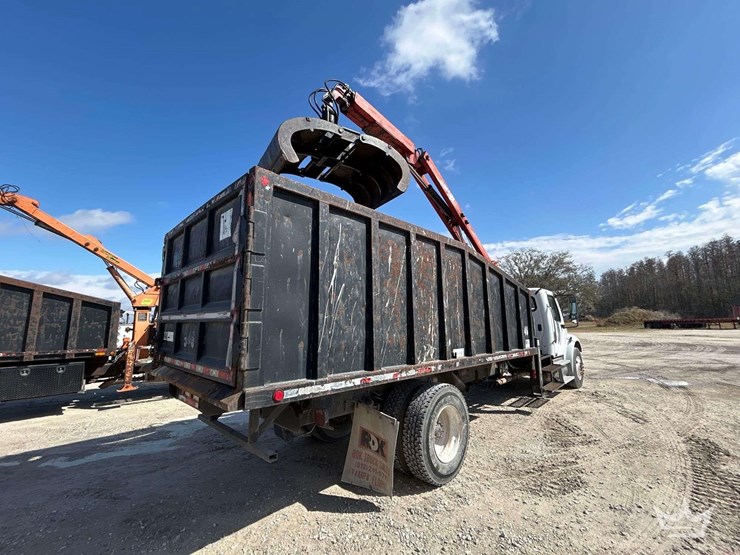 2010-freightliner-m2-106-image-3