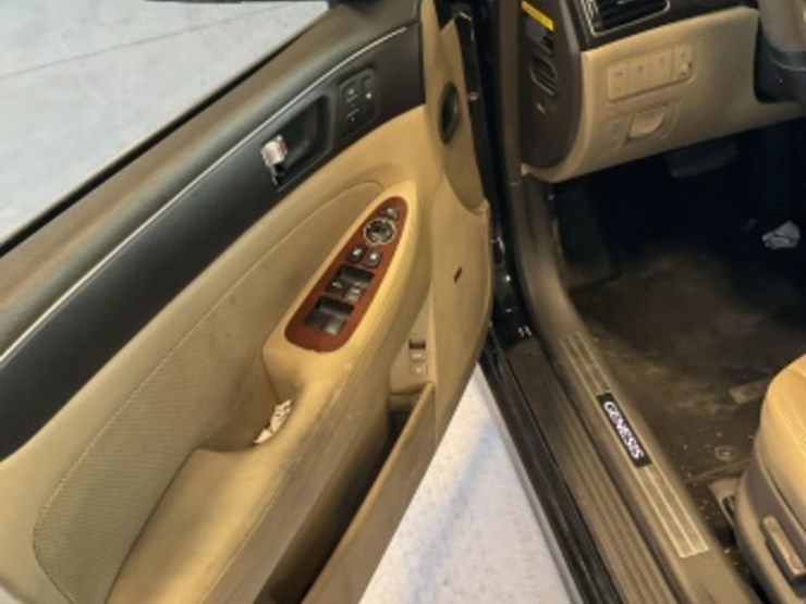 2012-hyundai-genesis-sdn-image-26