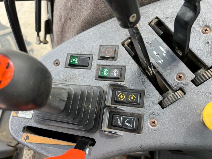 new-holland-8770-image-30