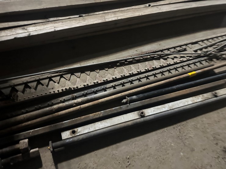 #38474-•-lot-of-header-sickles,-hydraulic-cylinder,-&-misc-image-6