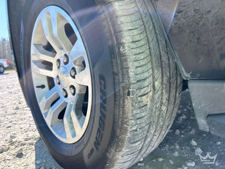 2017-chevrolet-suburban-image-25