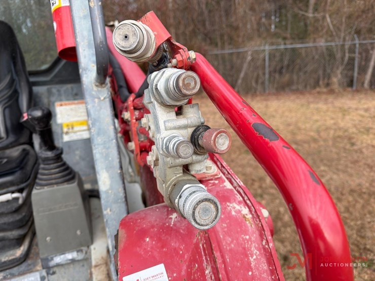 2019-takeuchi-tl8-image-10