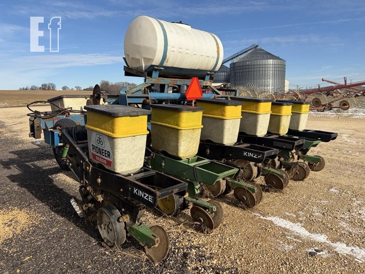 kinze-6-row-planter-5896-image-3