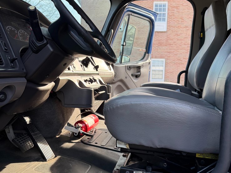 2014-freightliner-m2-106-image-10