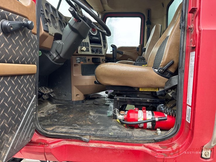 2010-mack-gu713-granite-roll-off-truck-image-29