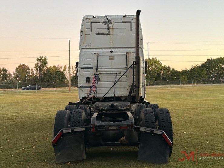 2015-volvo-sleeper-truck-tractor-image-4
