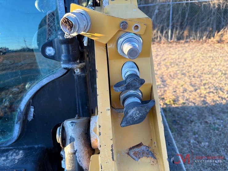 2020-caterpillar-249d3-image-10