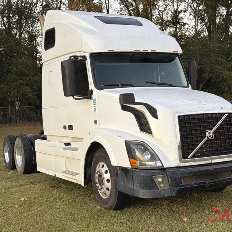 2015 VOLVO SLEEPER TRUCK TRACTOR