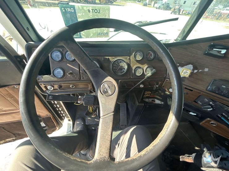 1996-freightliner-fld112sd-image-13