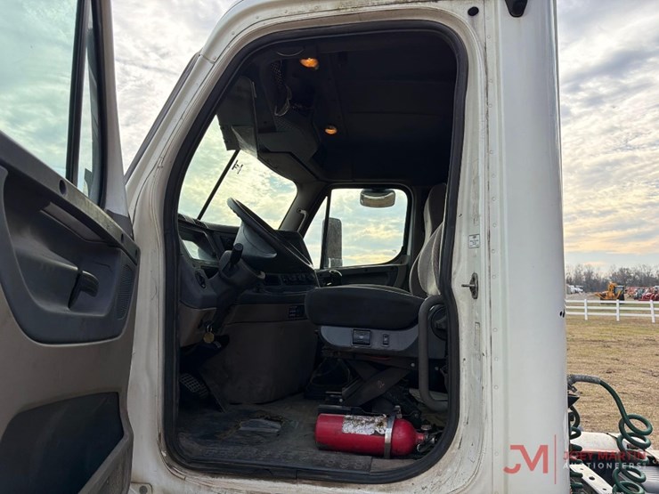 2013-freightlinerday-cab-truck-tractor-image-21