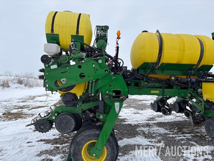 2015-john-deere-1775nt-image-26