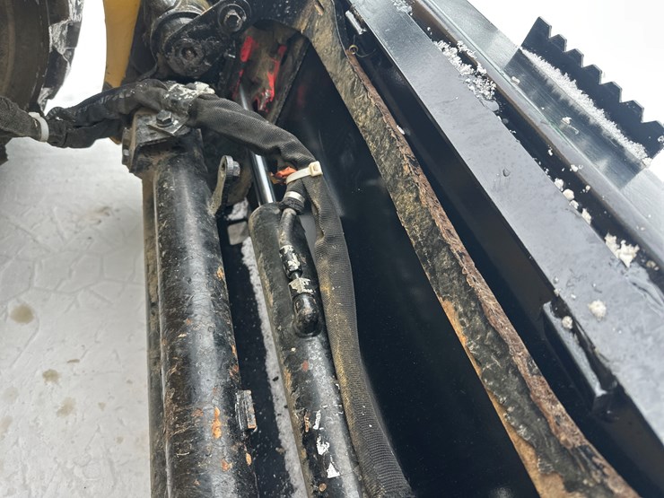 caterpillar-242d-image-26