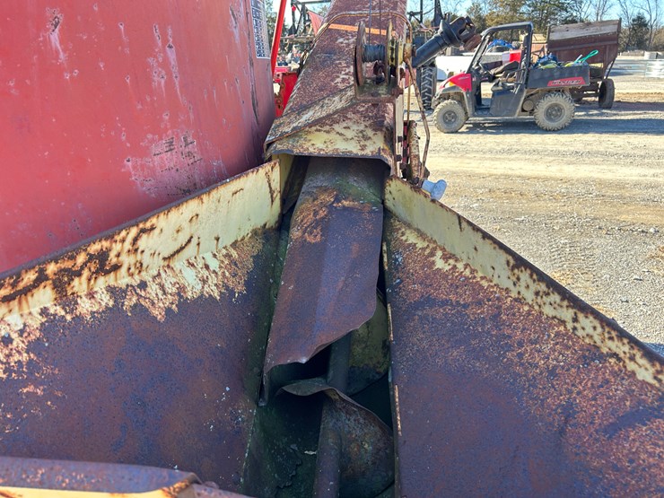 new-holland-358-image-7