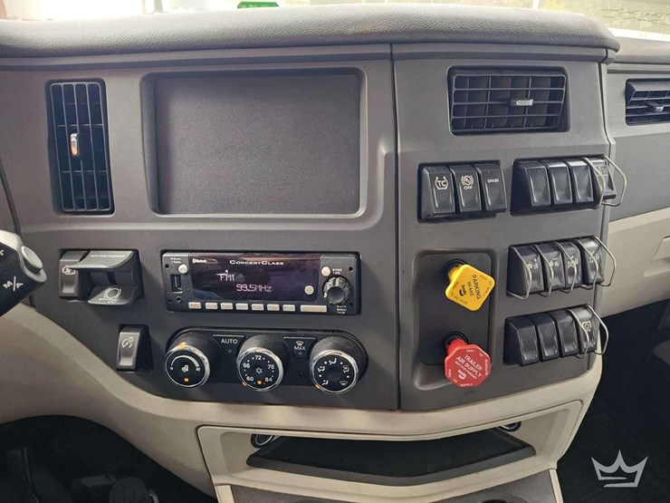 2022-peterbilt-567-image-46