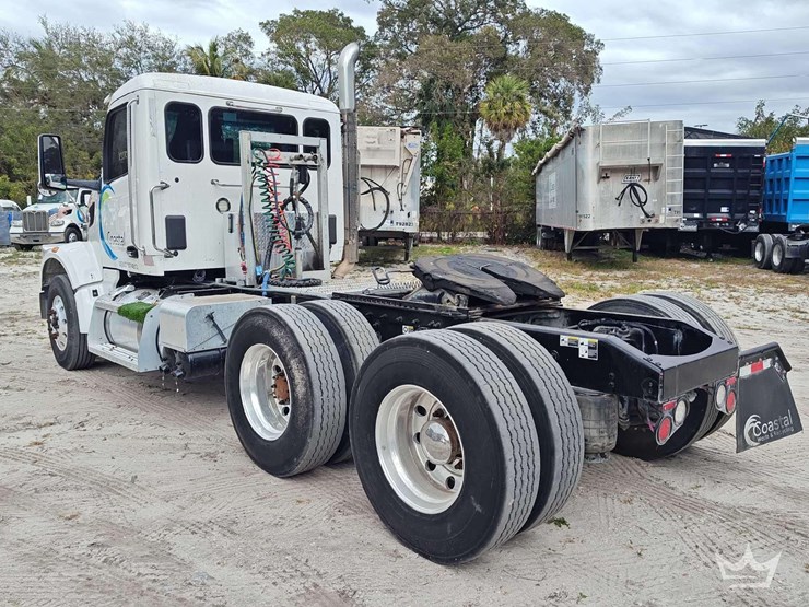 2022-peterbilt-567-image-4