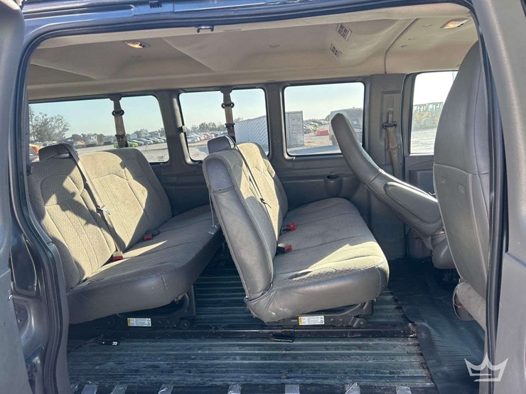 2017-chevrolet-express-3500-image-16