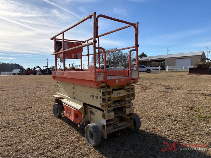 2015-jlg-3246es-image-3