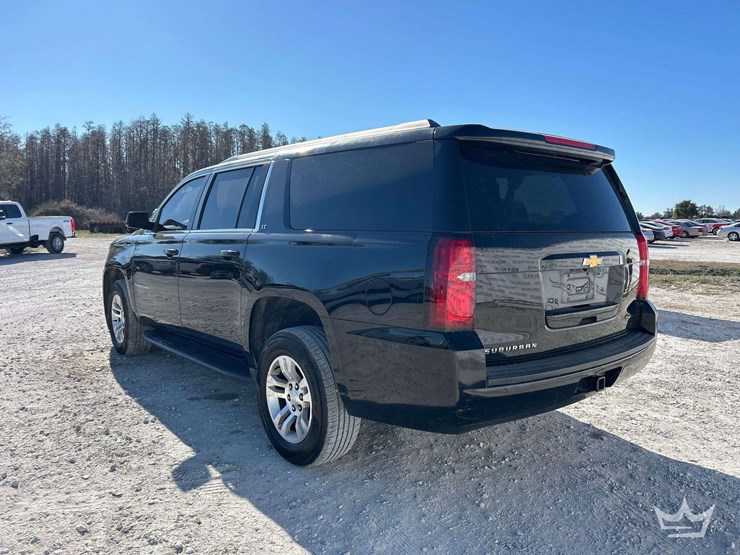 2017-chevrolet-suburban-image-4