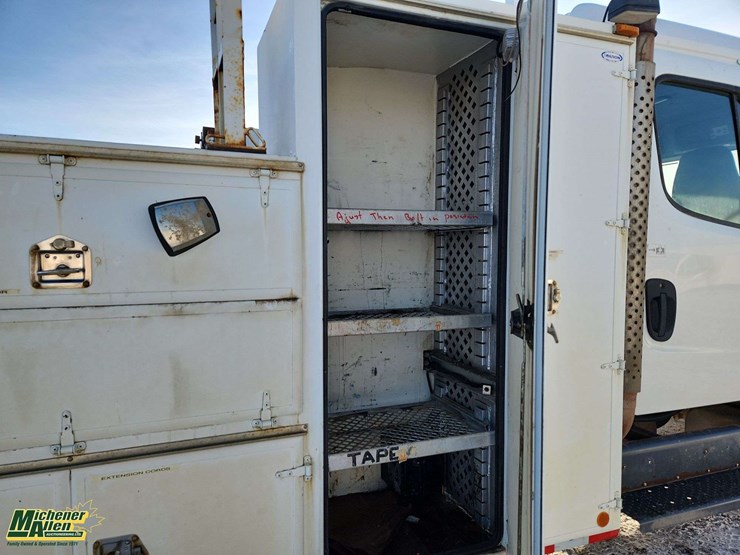 2005-freightliner-m2-106-image-35