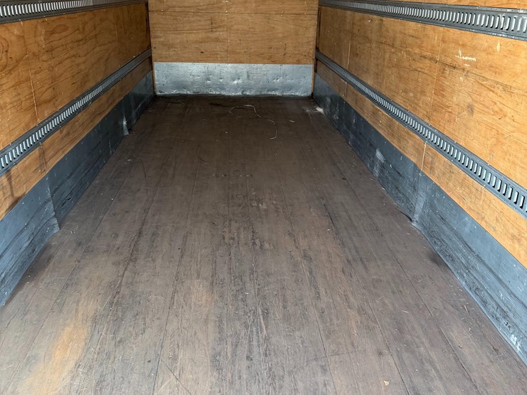 2014-freightliner-m2-106-image-12