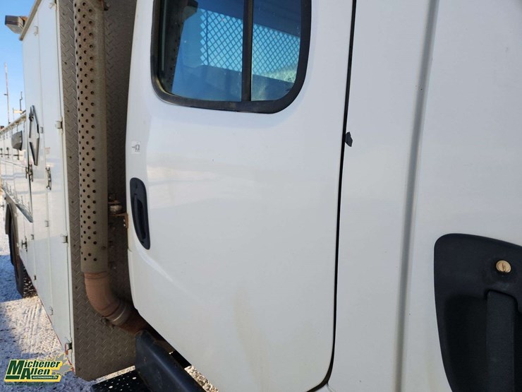 2005-freightliner-m2-106-image-39