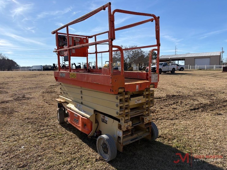 2015-jlg-3246es-image-3