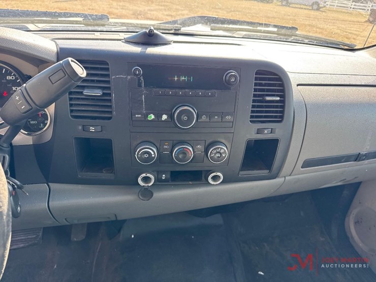 2013-chevrolet-2500-image-32