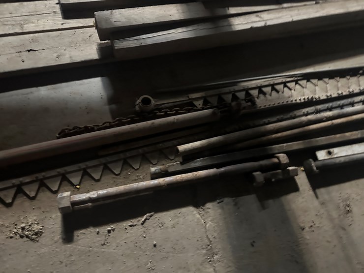 #38474-•-lot-of-header-sickles,-hydraulic-cylinder,-&-misc-image-5