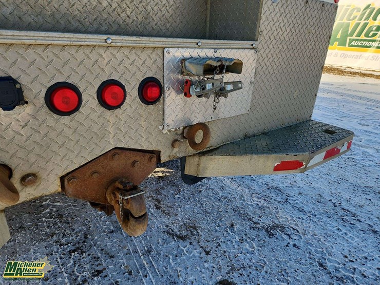 2005-freightliner-m2-106-image-41