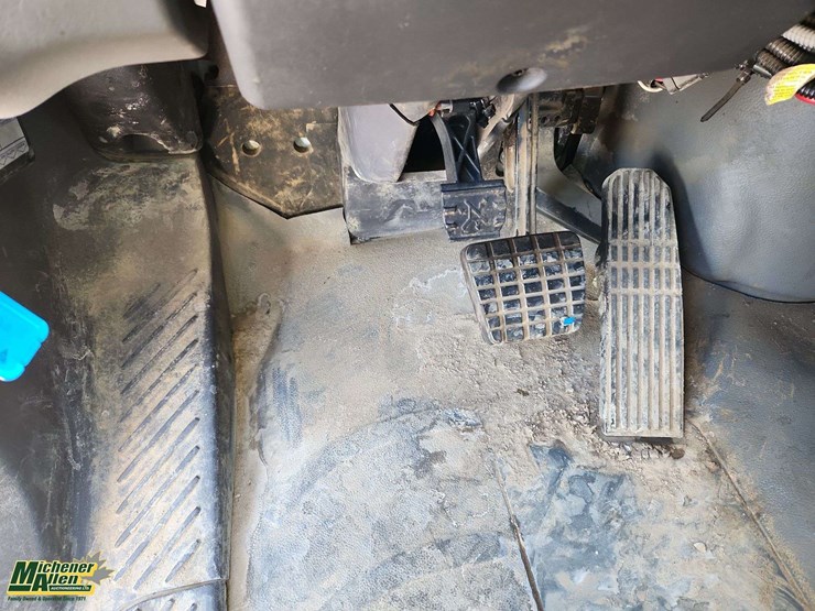 2005-freightliner-m2-106-image-22