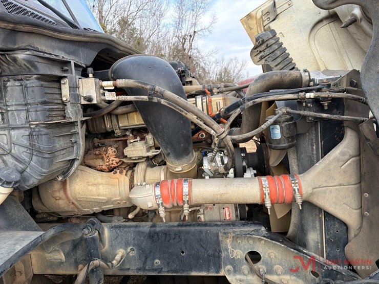 2013-freightlinerday-cab-truck-tractor-image-17