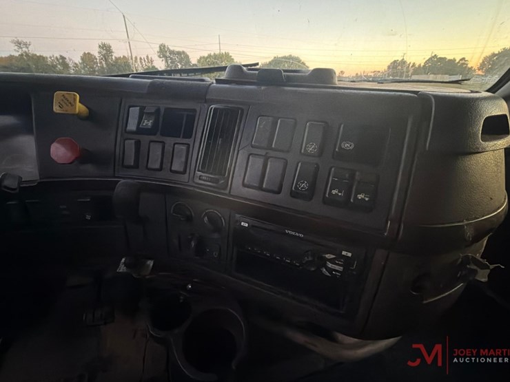 2015-volvo-sleeper-truck-tractor-image-12