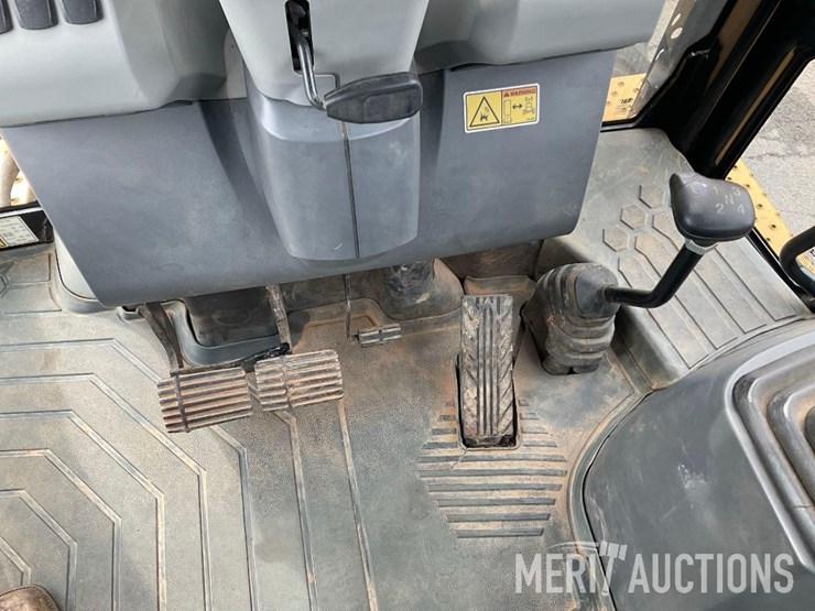 2017-caterpillar-420f2-image-61