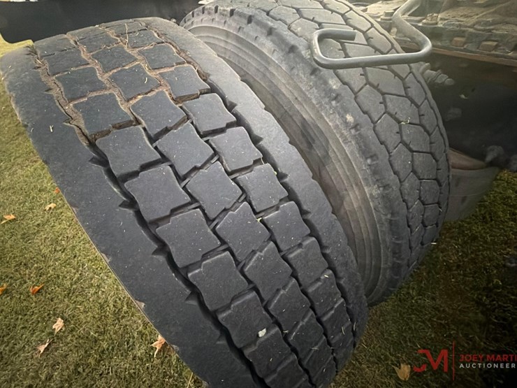 2015-volvo-sleeper-truck-tractor-image-10