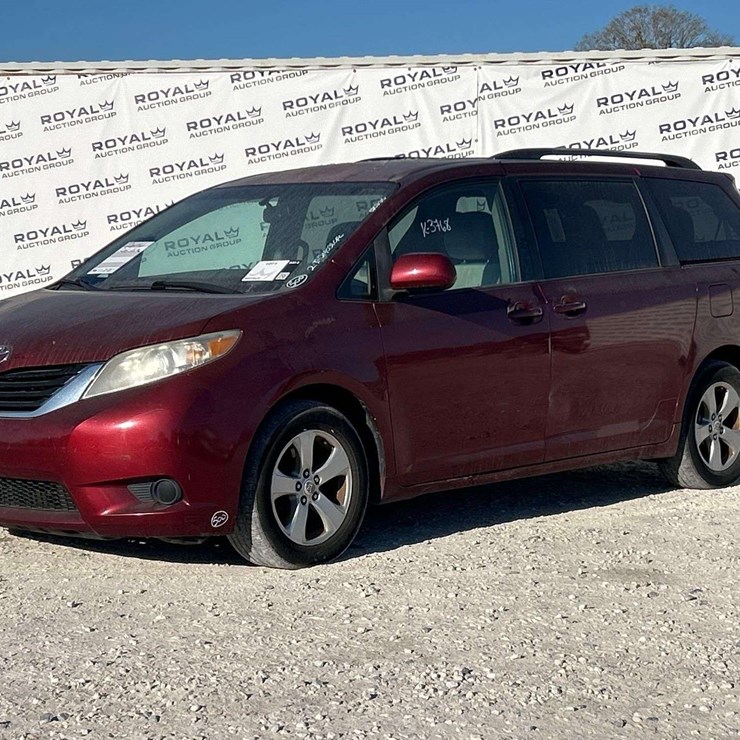 2011 TOYOTA SIENNA