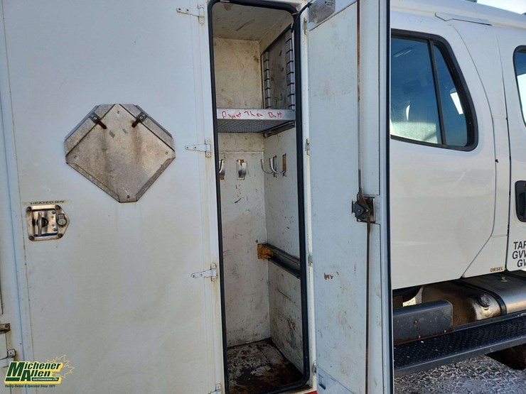 2005-freightliner-m2-106-image-36