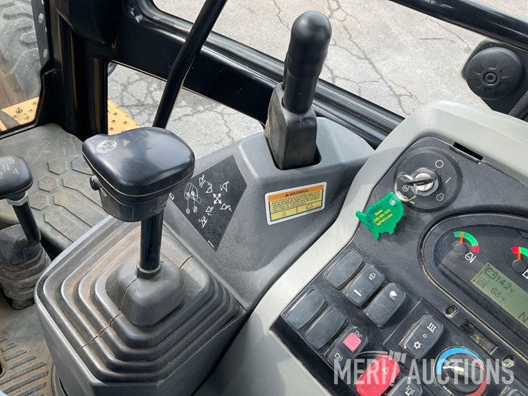 2017-caterpillar-420f2-image-66