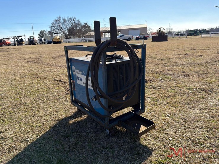 miller-dimension-652-electric-welder-image-3