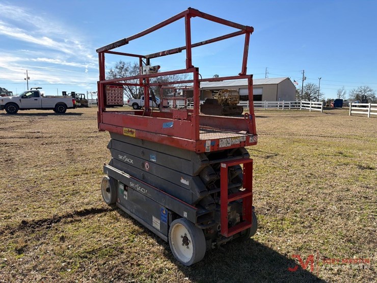 2017-skyjack-sj3226-electric-scissor-lift-image-3