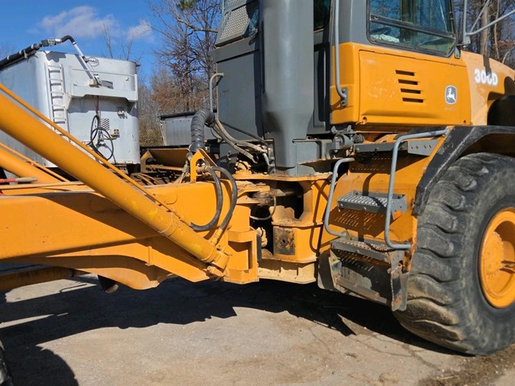 2005-deere-300d-image-19