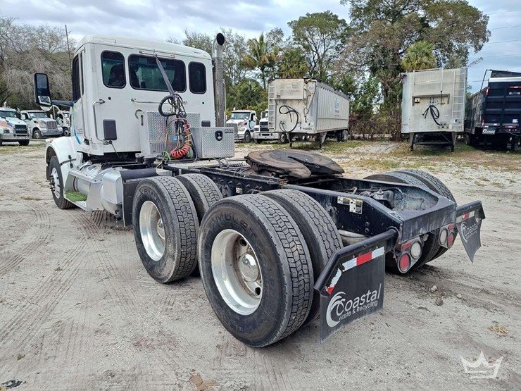 2022-peterbilt-567-image-4