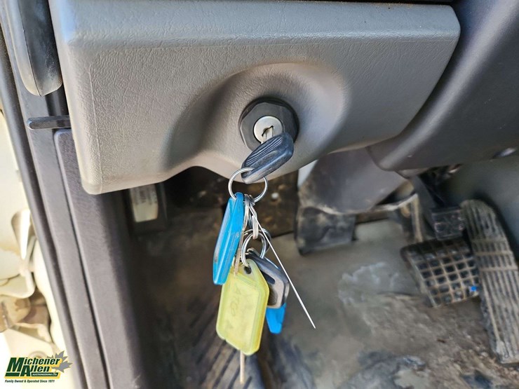 2005-freightliner-m2-106-image-23