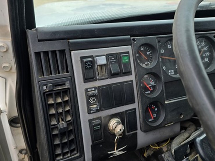 2000-freightliner-fl70-image-26
