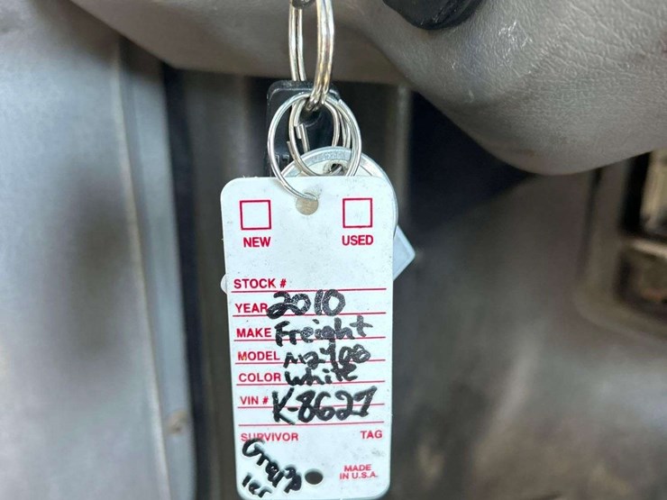 2010-freightliner-m2-106-image-46