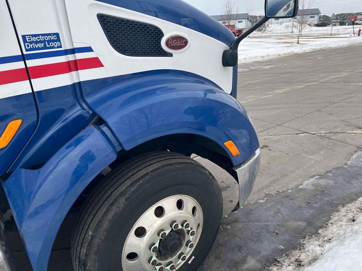 2016-peterbilt-semi-image-9