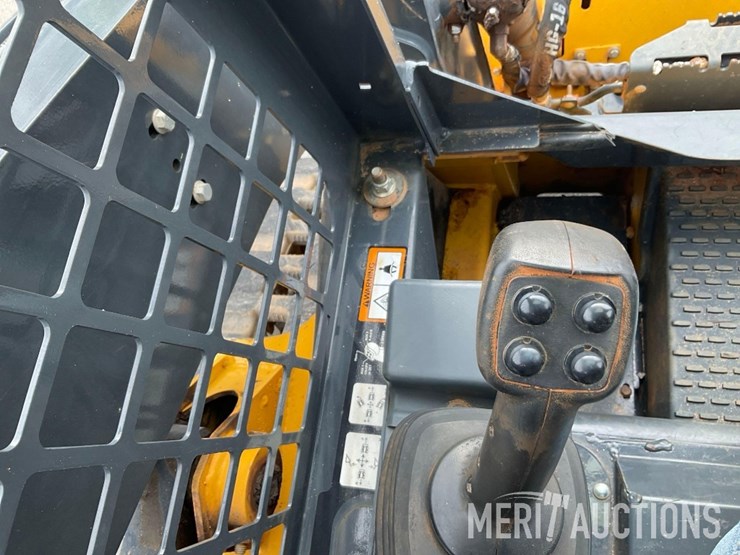 2022-deere-317g-image-42