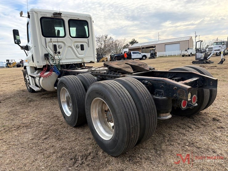 2013-freightlinerday-cab-truck-tractor-image-5