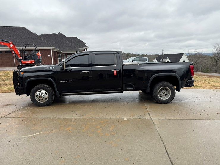 2021-chevrolet-3500hd-image-2