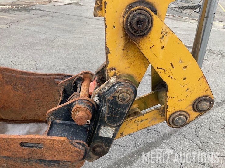 2017-caterpillar-420f2-image-31