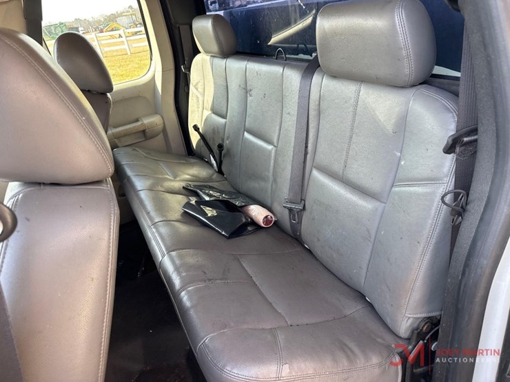 2013-chevrolet-2500-image-21